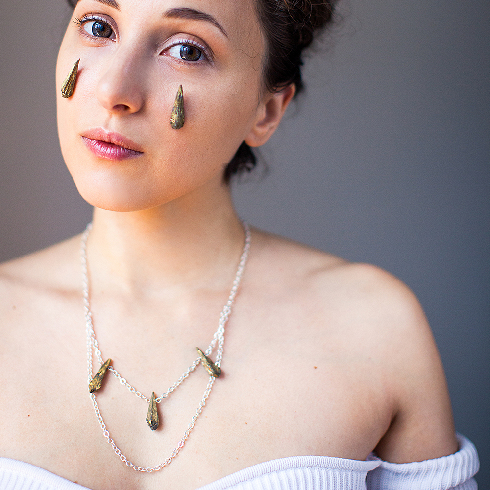 колье с халькопиритом