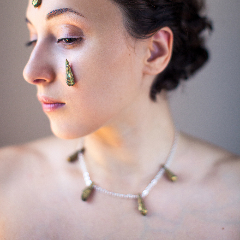 колье с халькопиритом