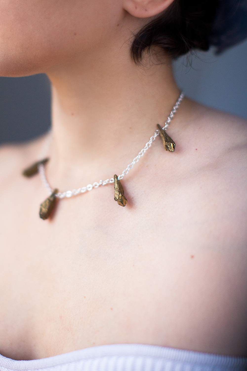 колье с халькопиритом