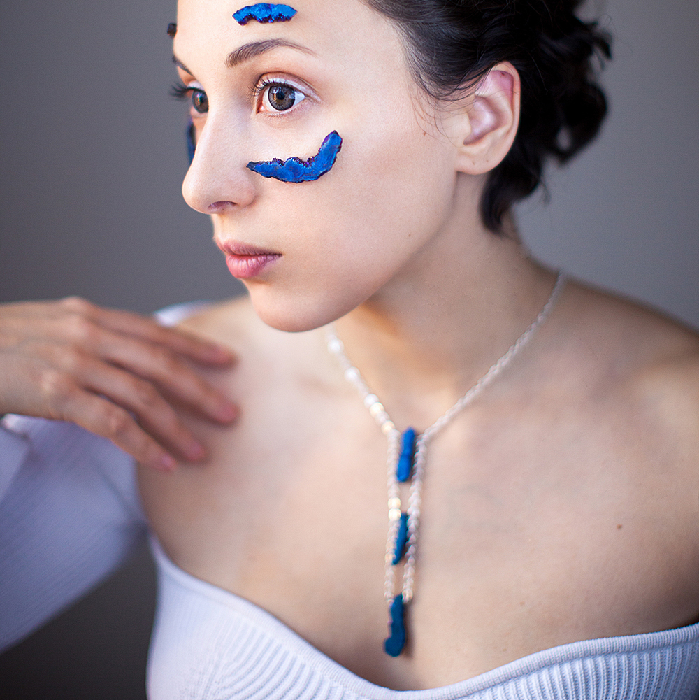 колье с кристаллами в оксида титана