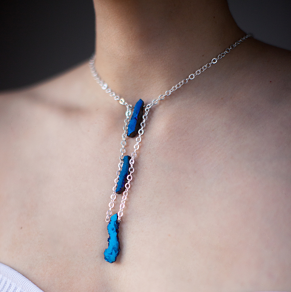 колье с кристаллами в оксида титана