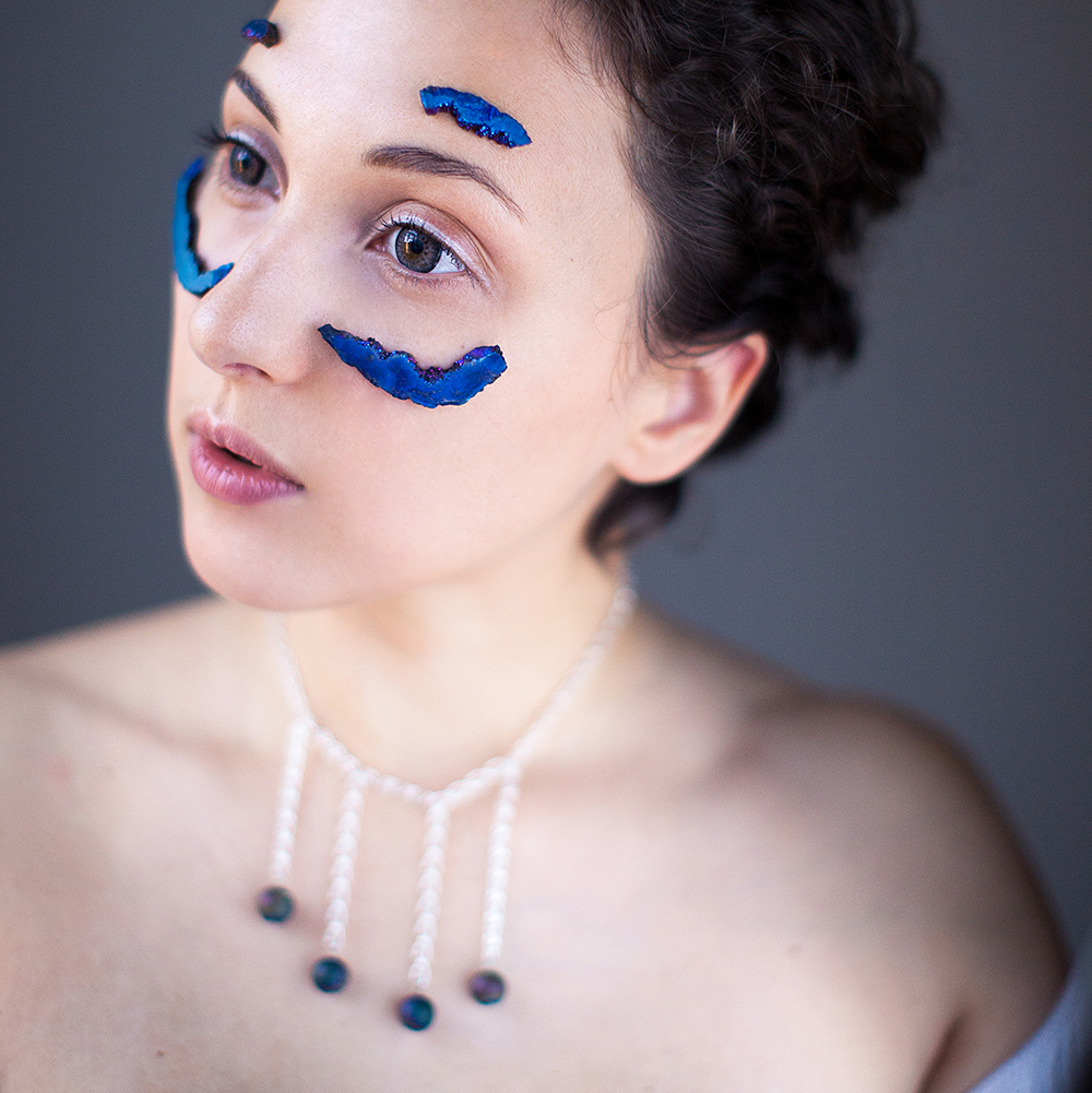 колье с бусинами в оксида титана