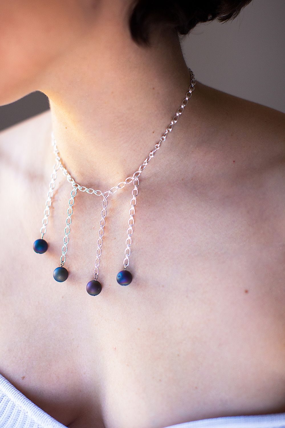 колье с бусинами в оксида титана