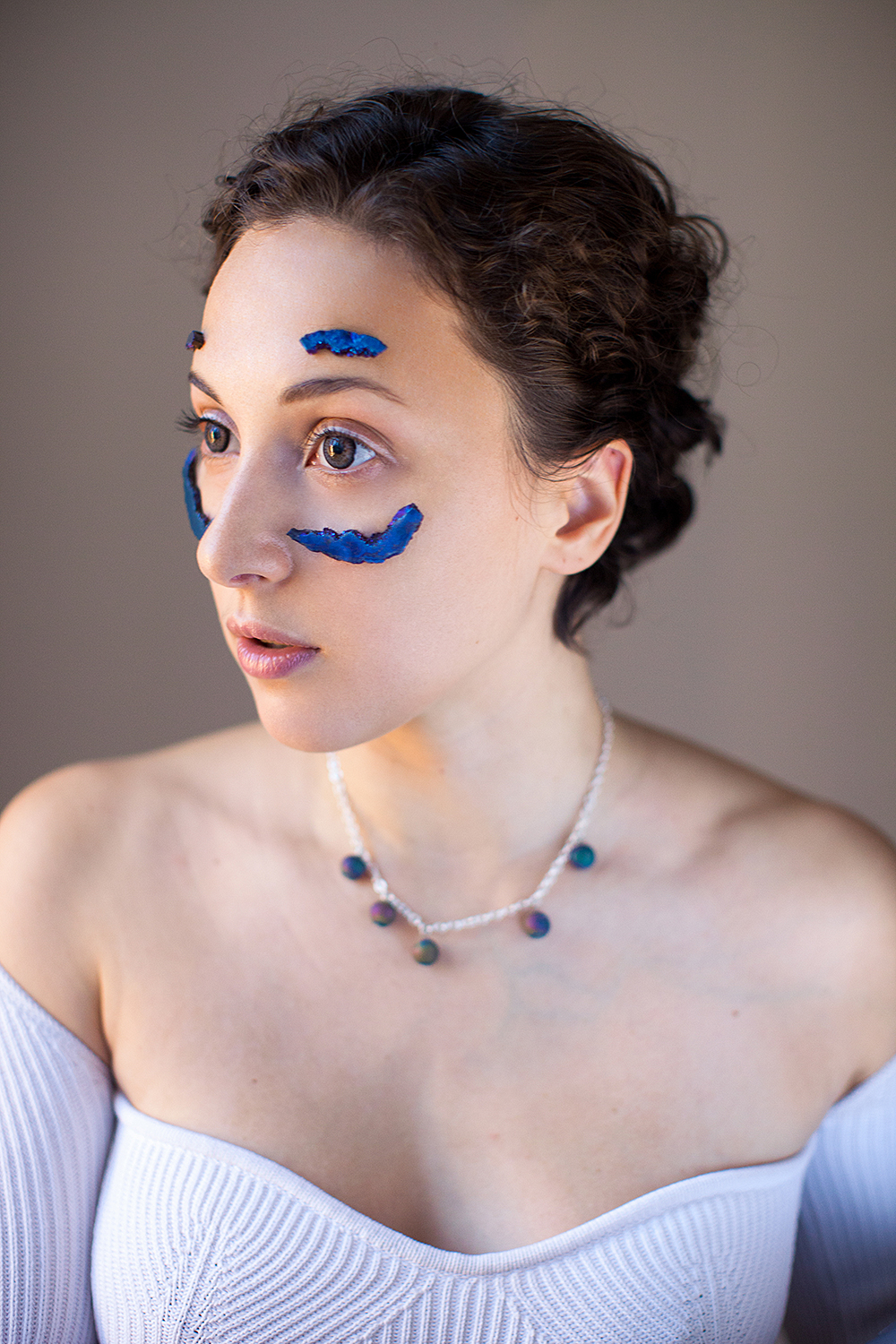 колье с бусинами в оксида титана