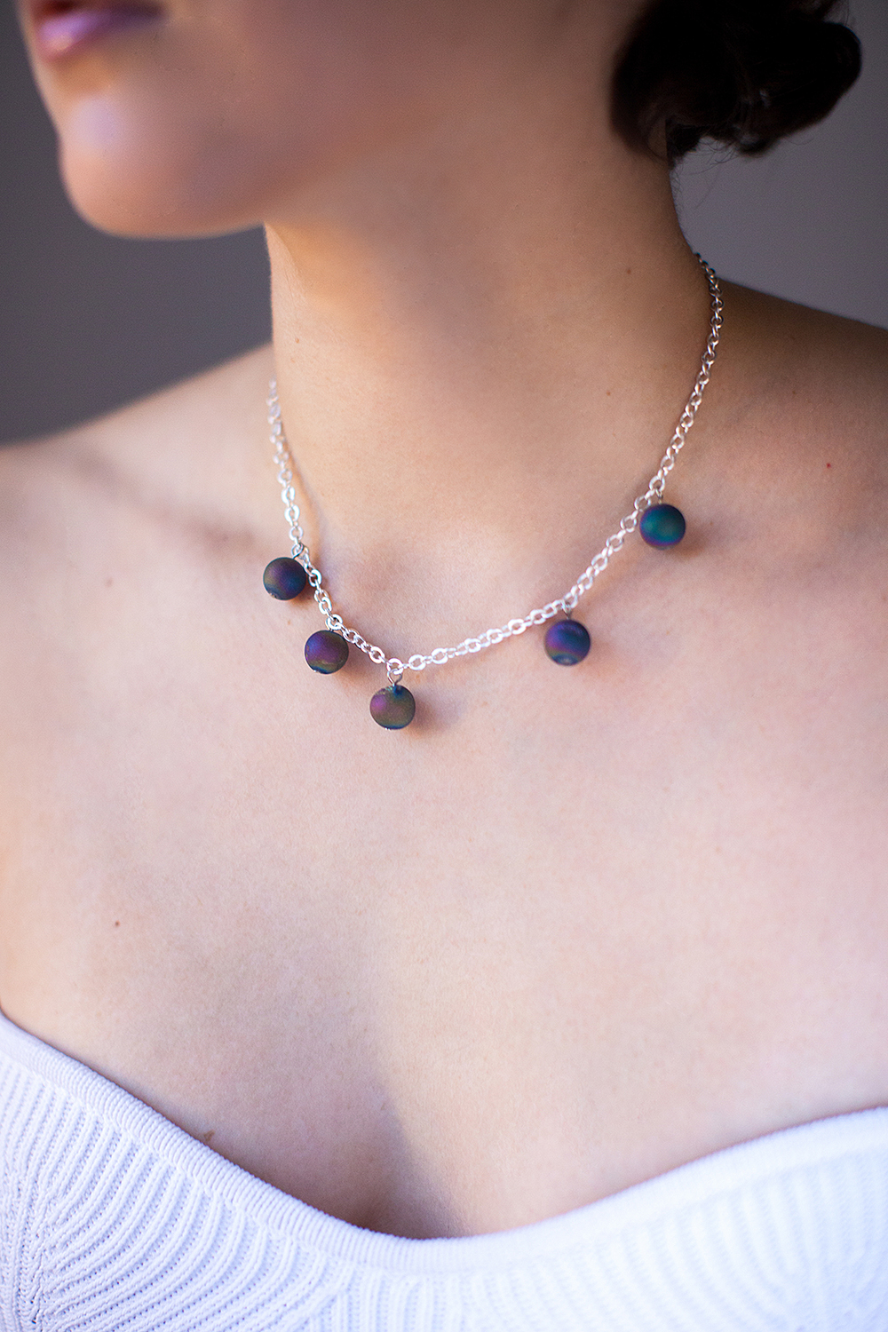 колье с бусинами в оксида титана