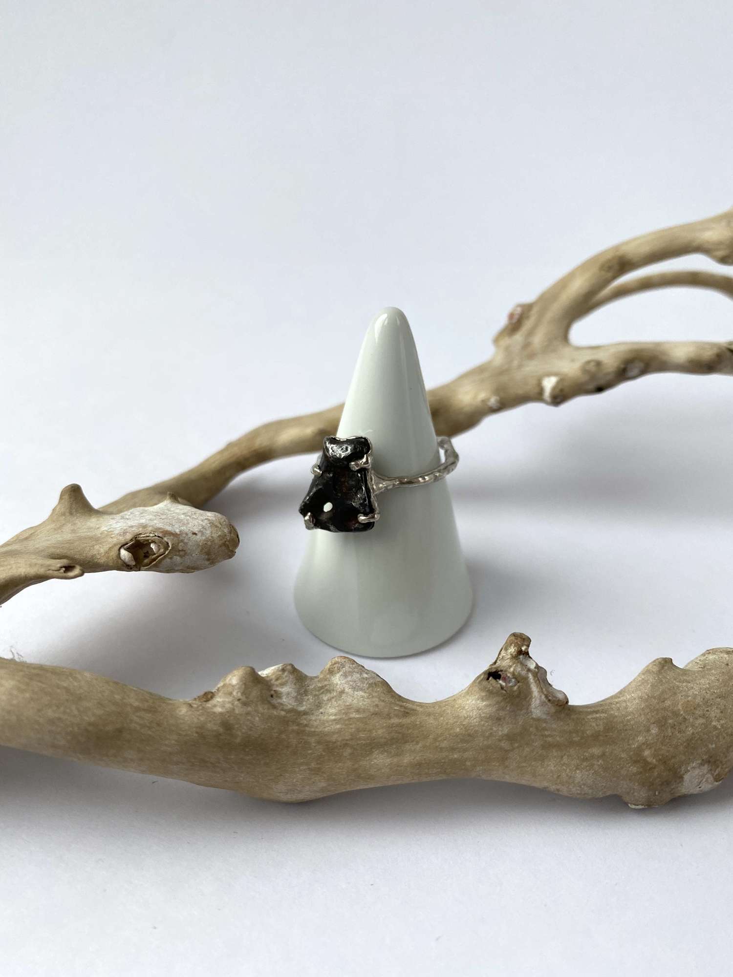 Кольцо с метеоритом