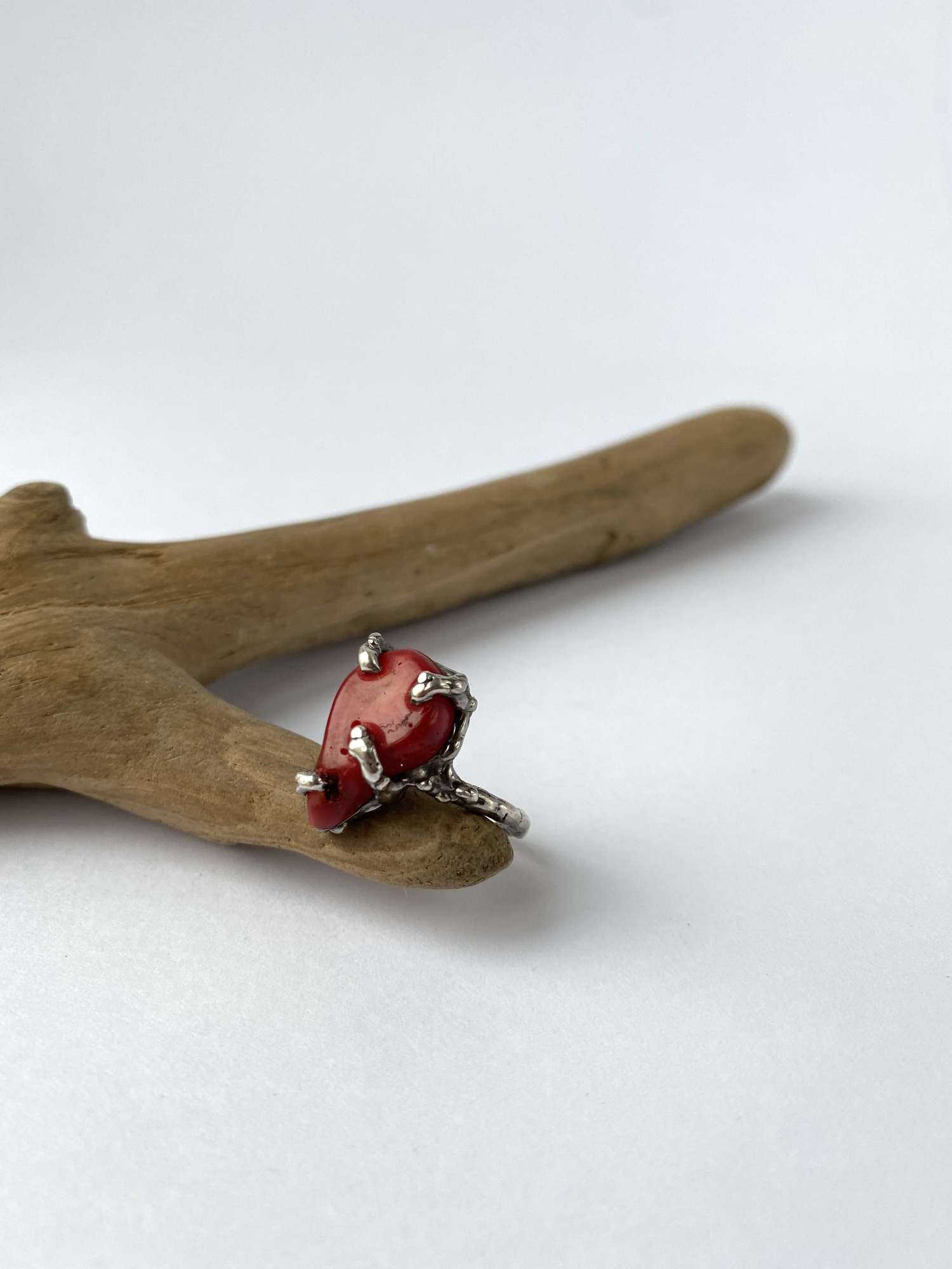 кольцо с кораллом