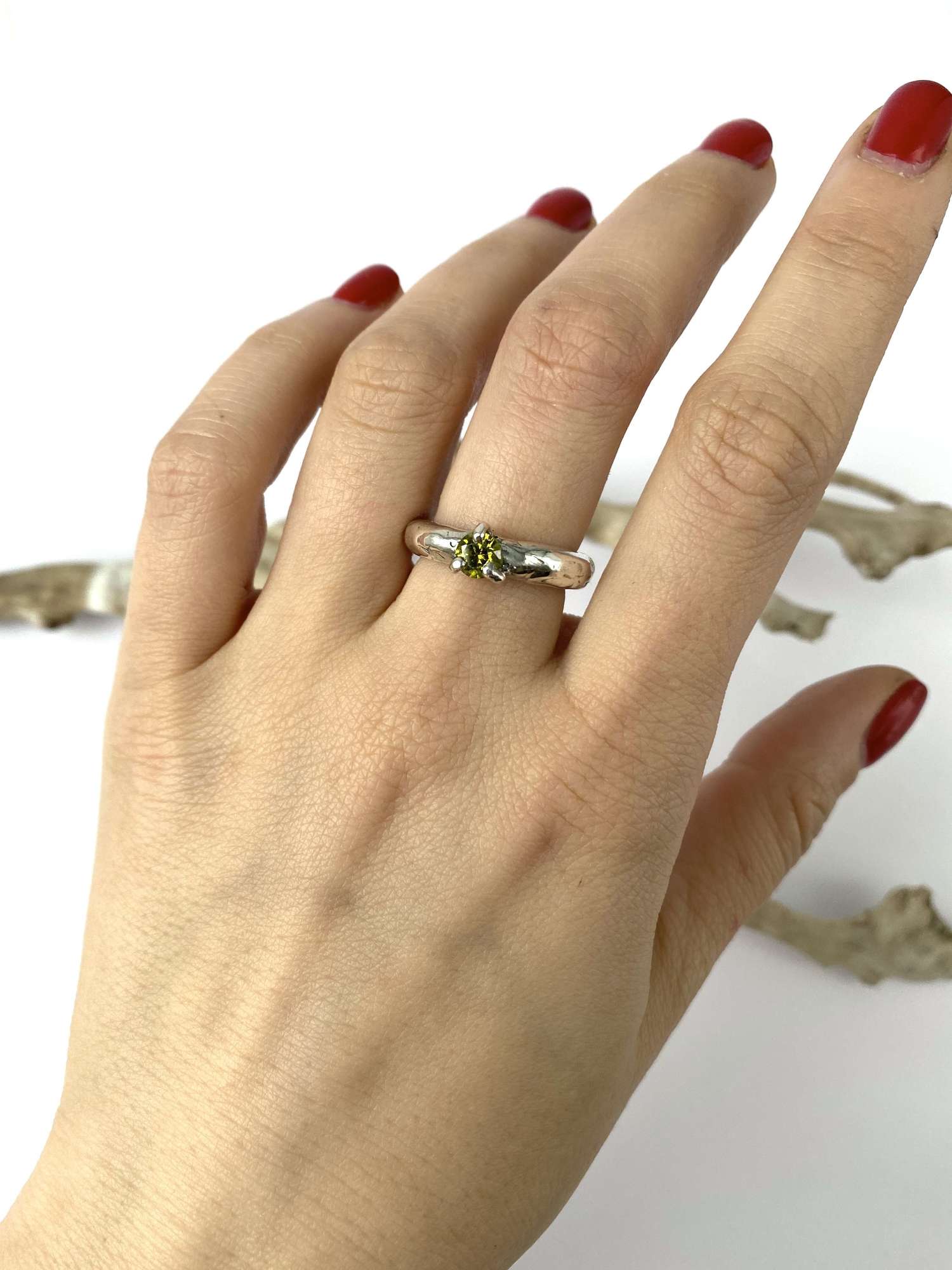 Кольцо обруч с хризолитом