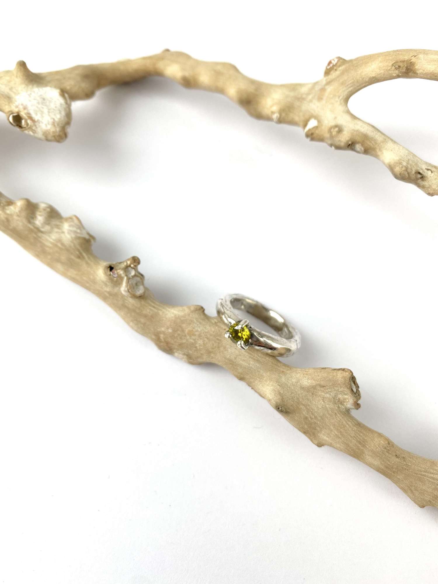 Кольцо обруч с хризолитом