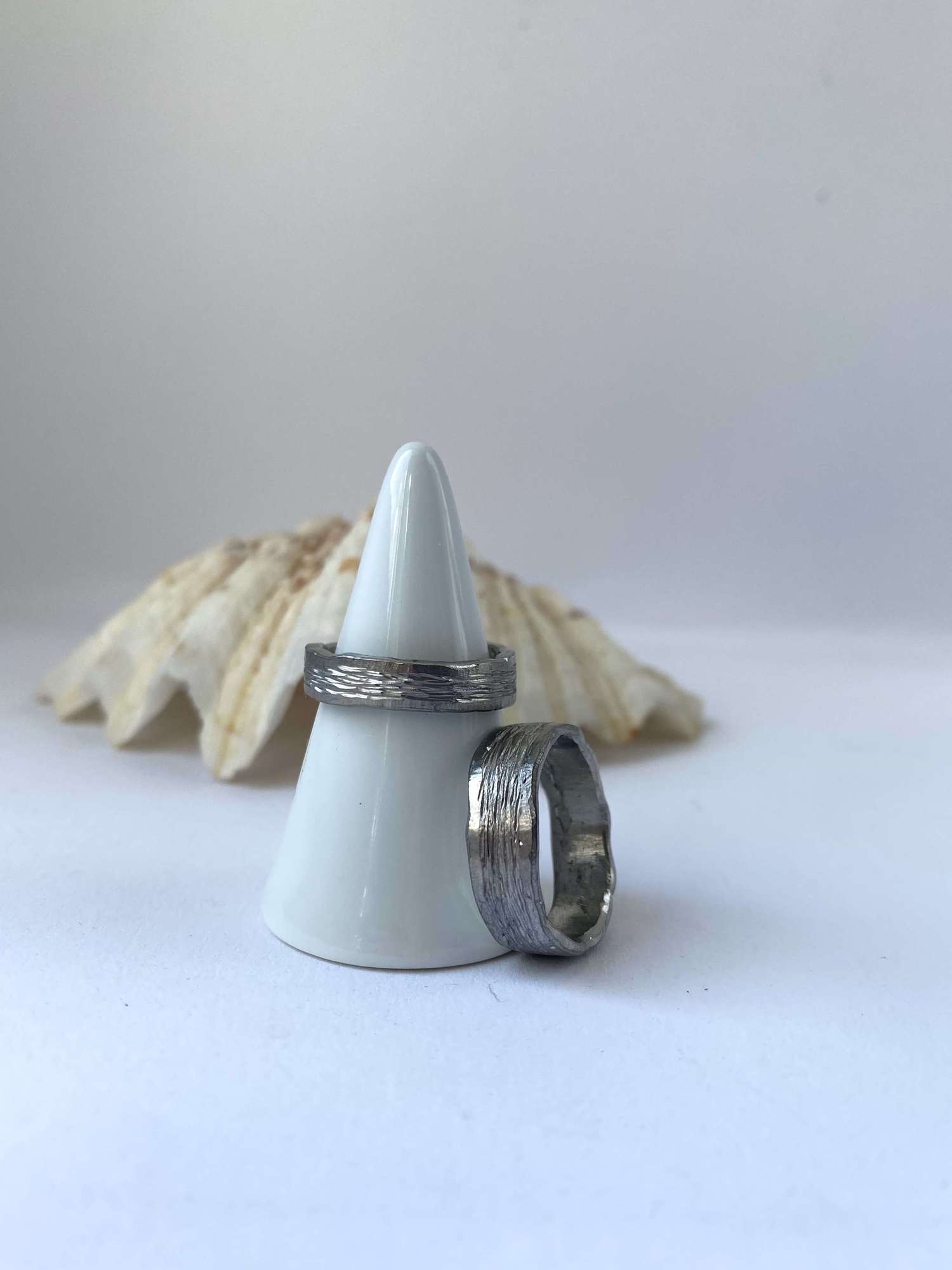 пара колец из олова