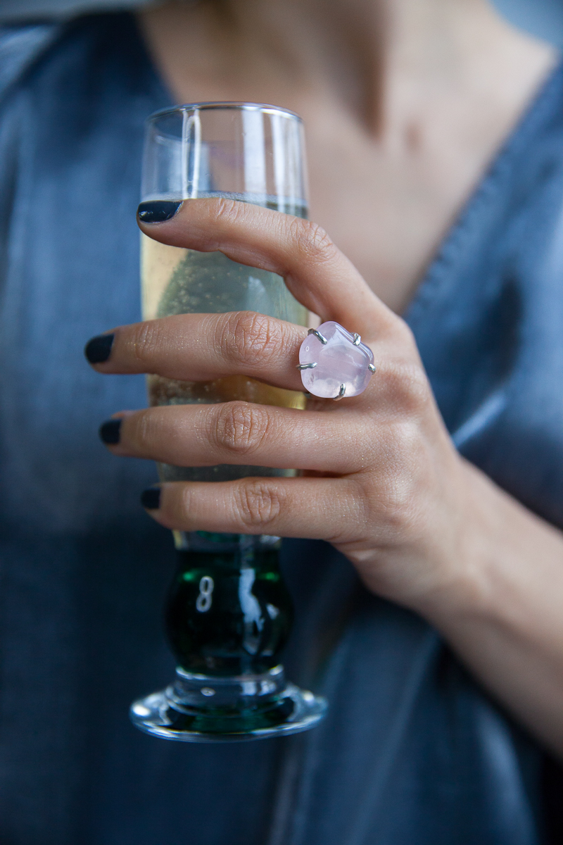 кольцо с розовым кварцем