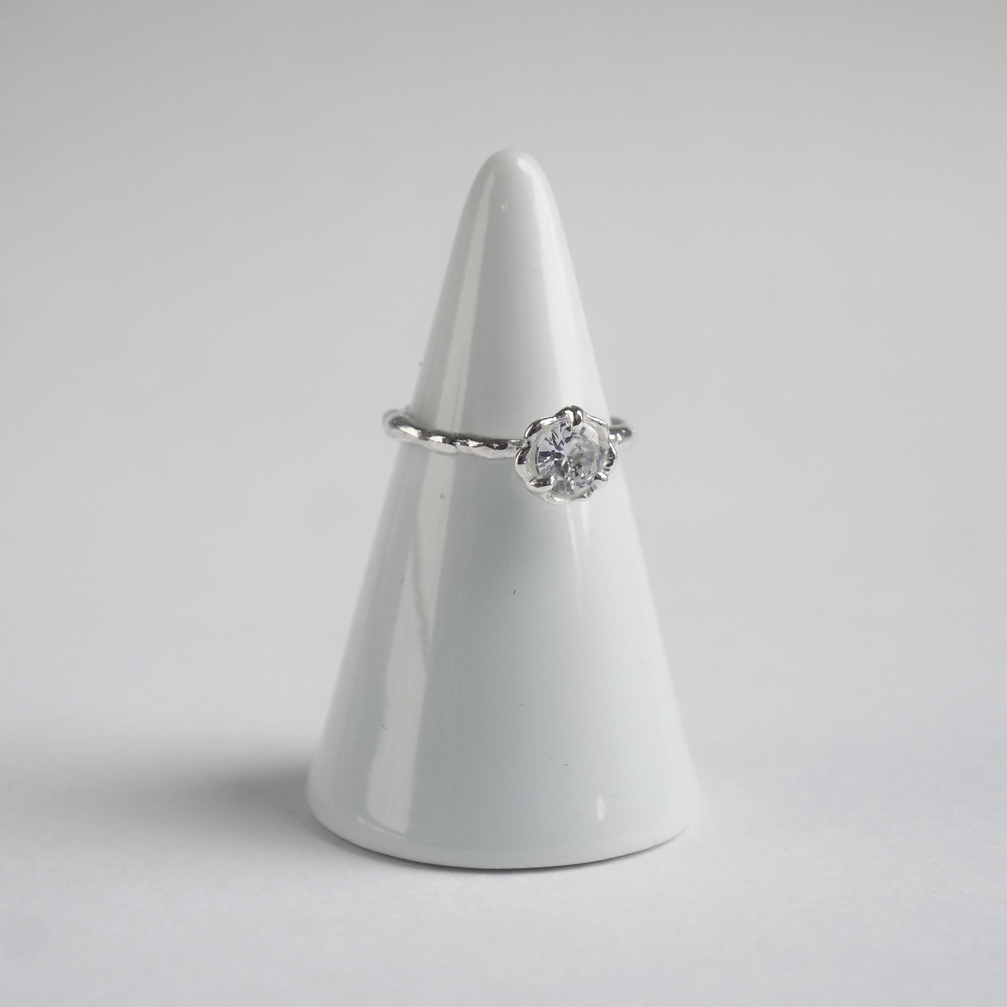 кольцо с фианитом