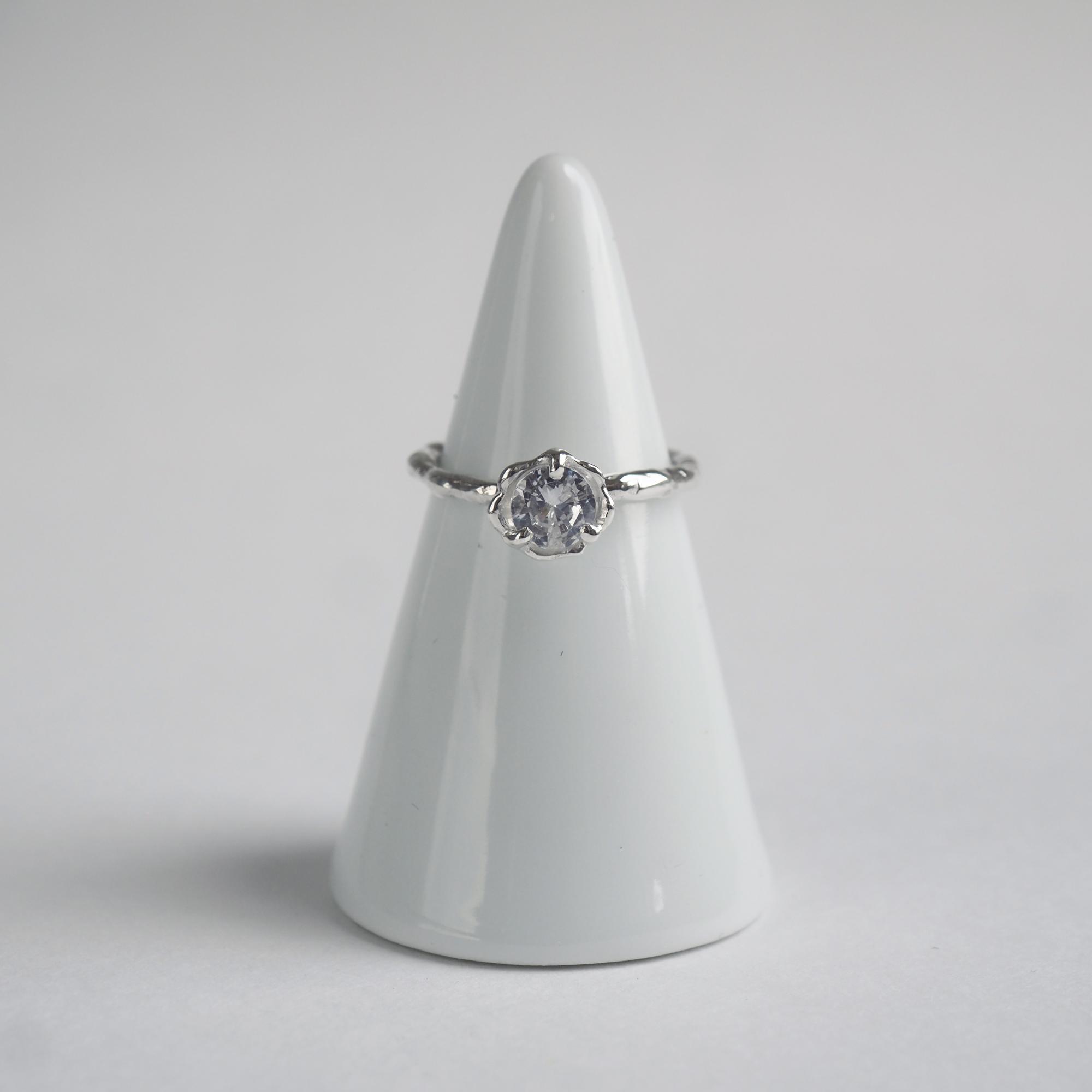 кольцо с фианитом