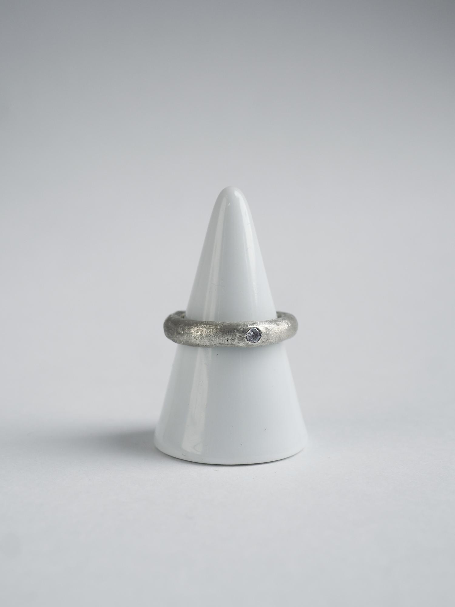 кольцо обруч с камнем матовое