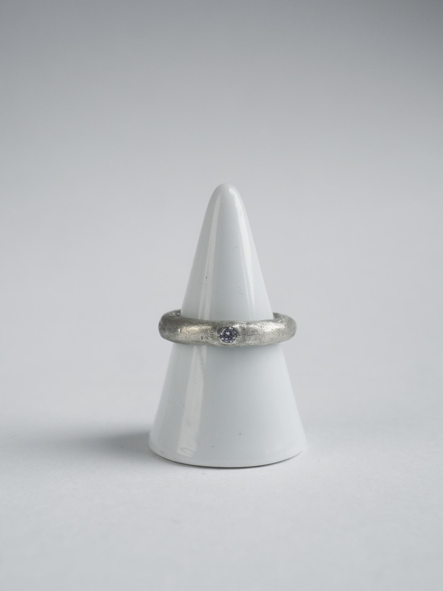 кольцо обруч с камнем матовое