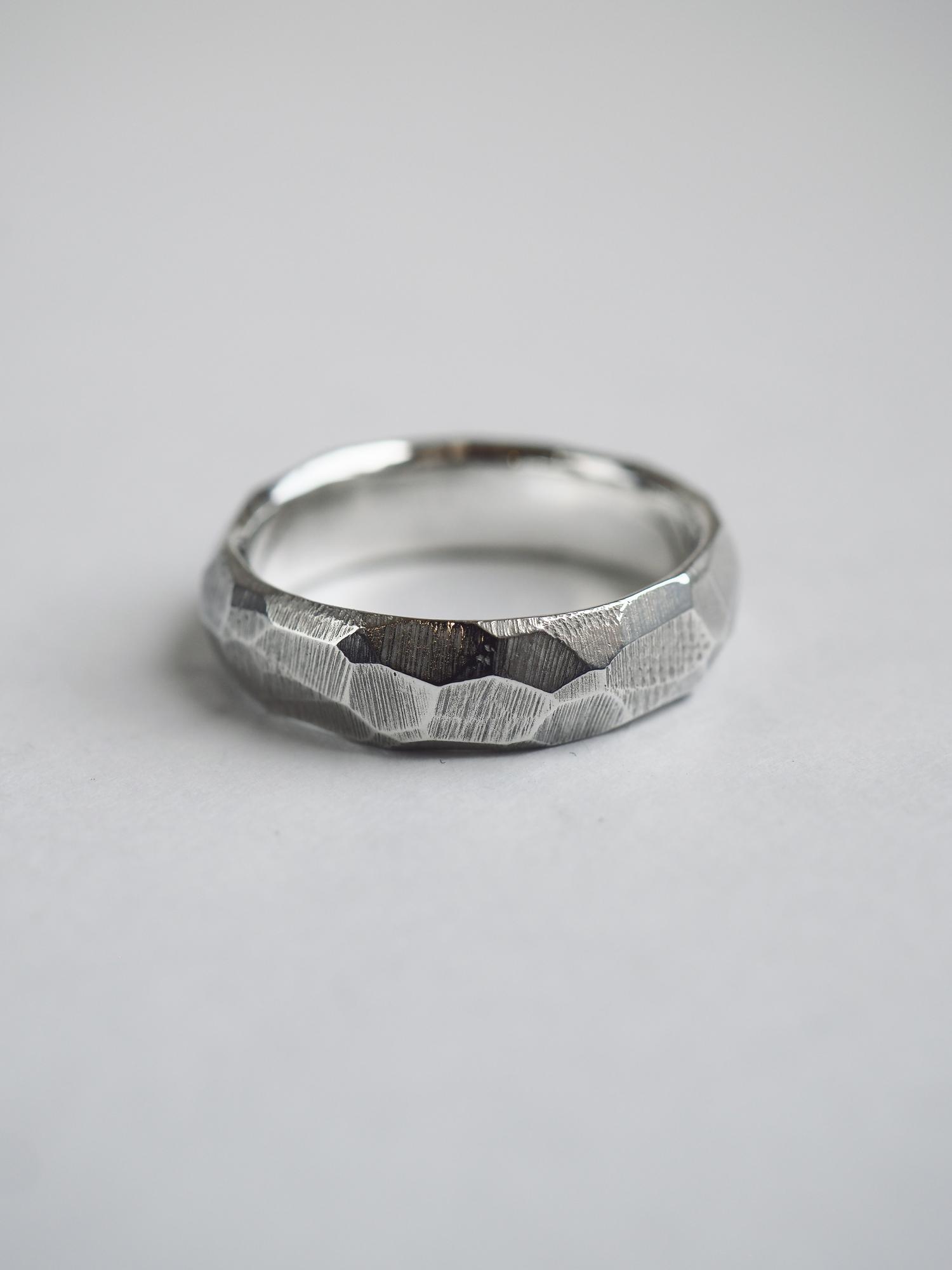 обручальное кольцо гранёное