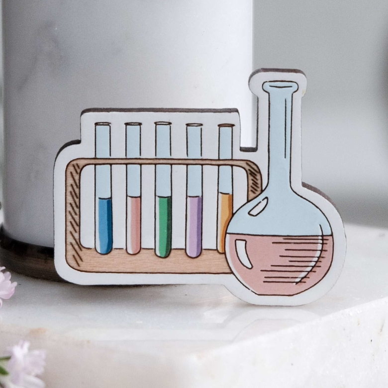 деревянная брошь для лаборанта химика