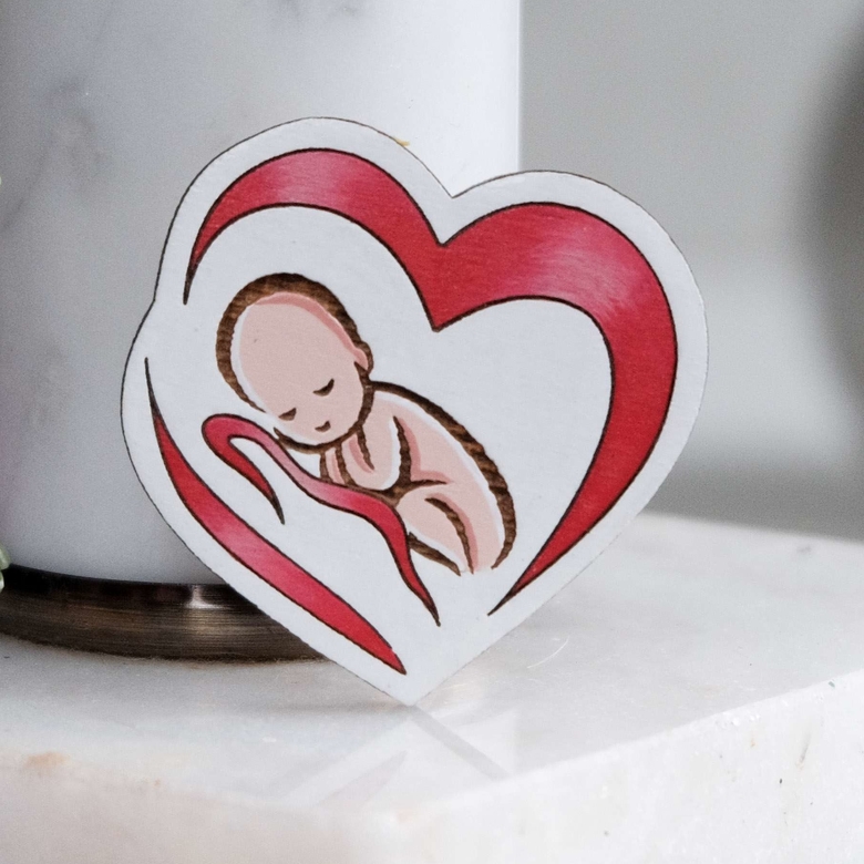 значок из дерева для врача