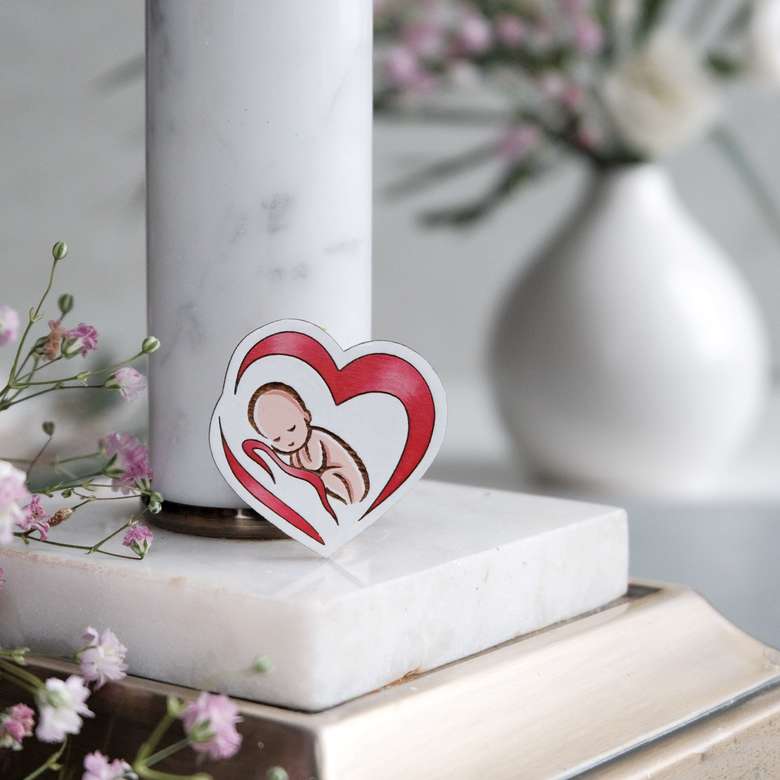 Брошь для врача малыш в сердце