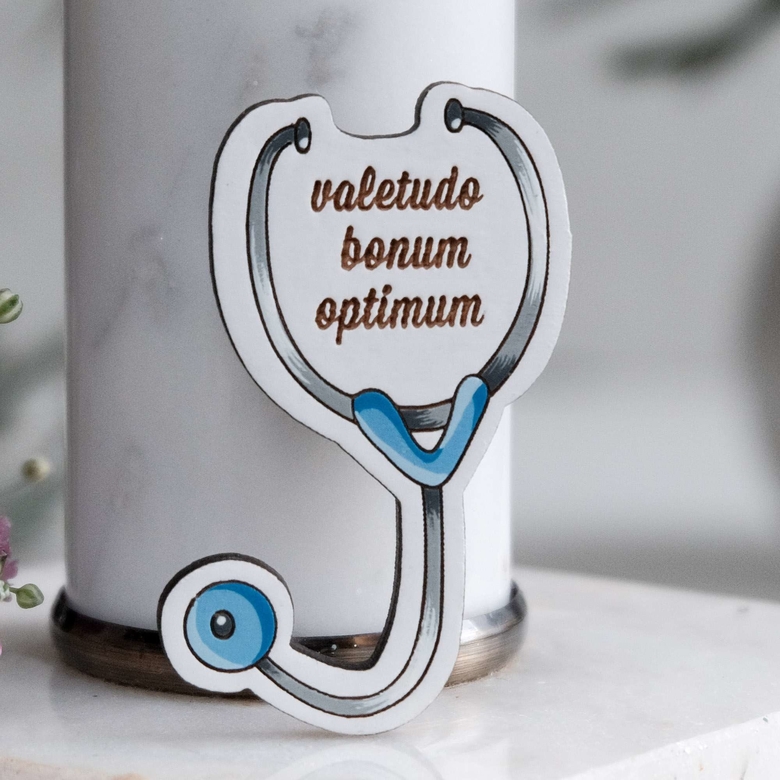 Брошь из дерева фонендоскоп