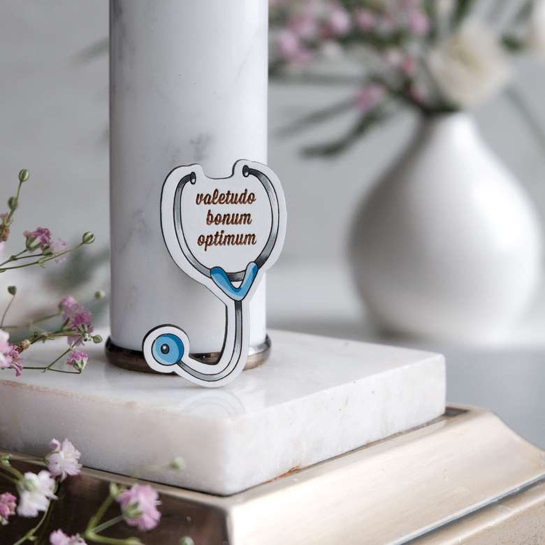 Фонендоскоп деревянный значок