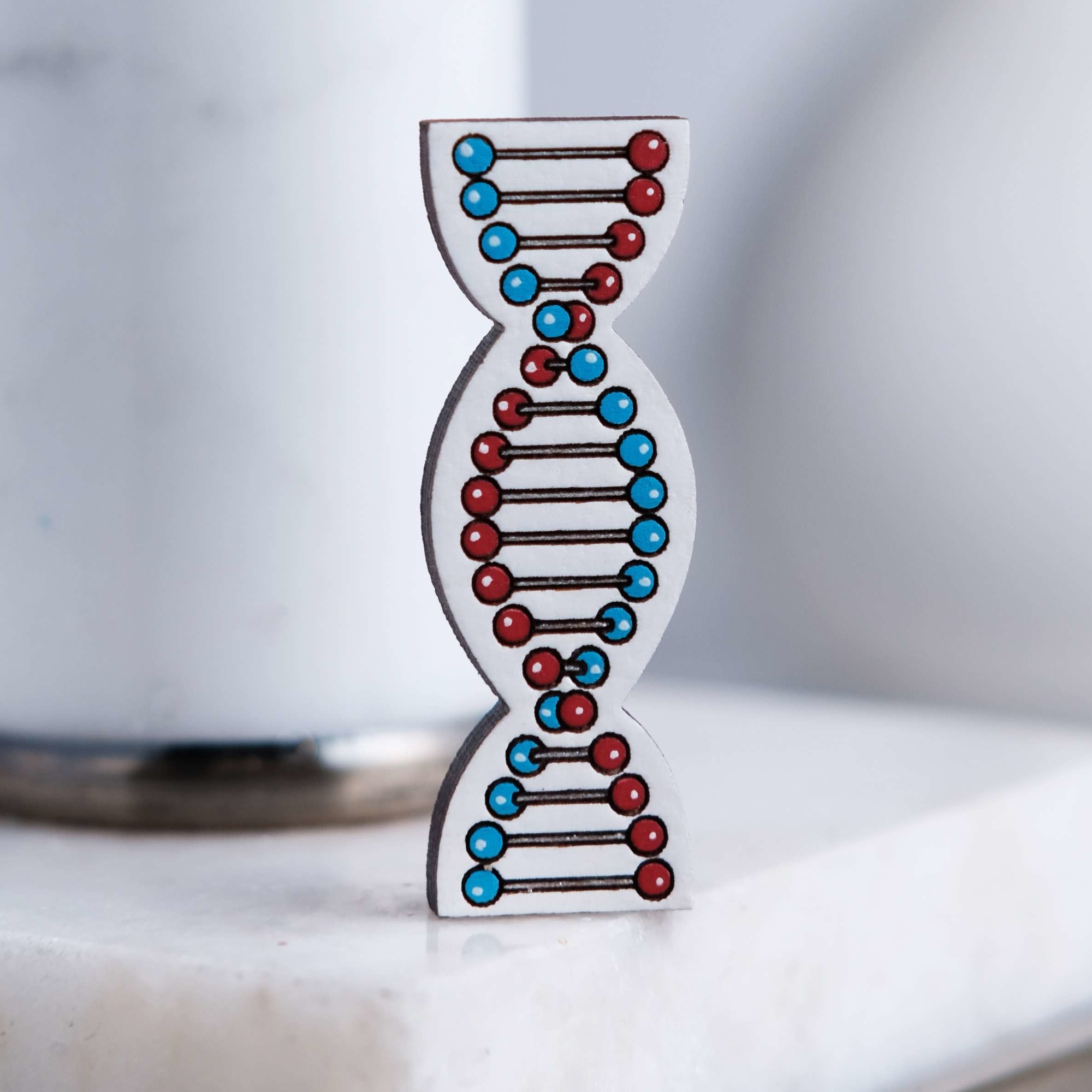 Брошь «Цепочка ДНК»