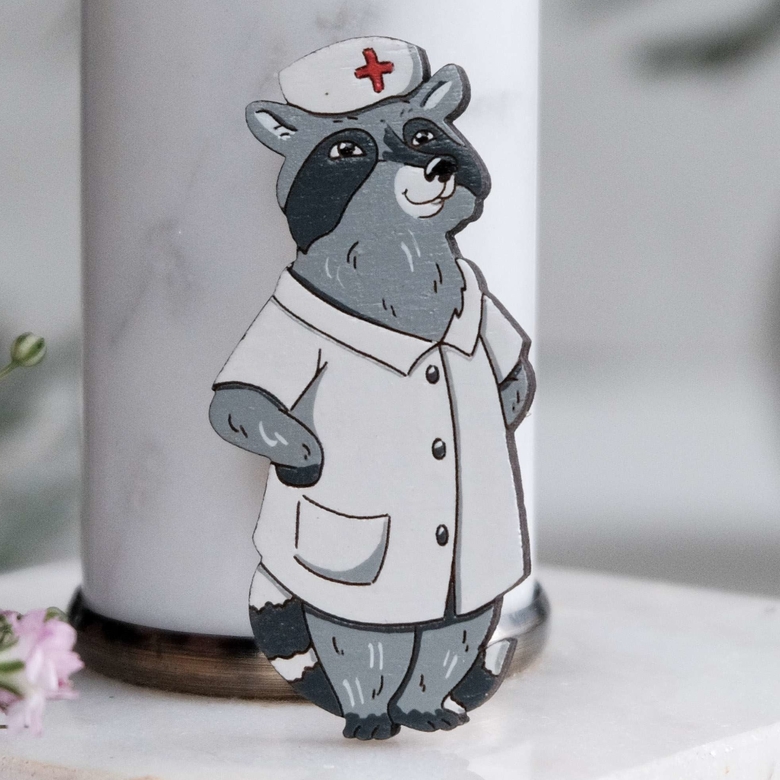 Деревянная брошь енот врач