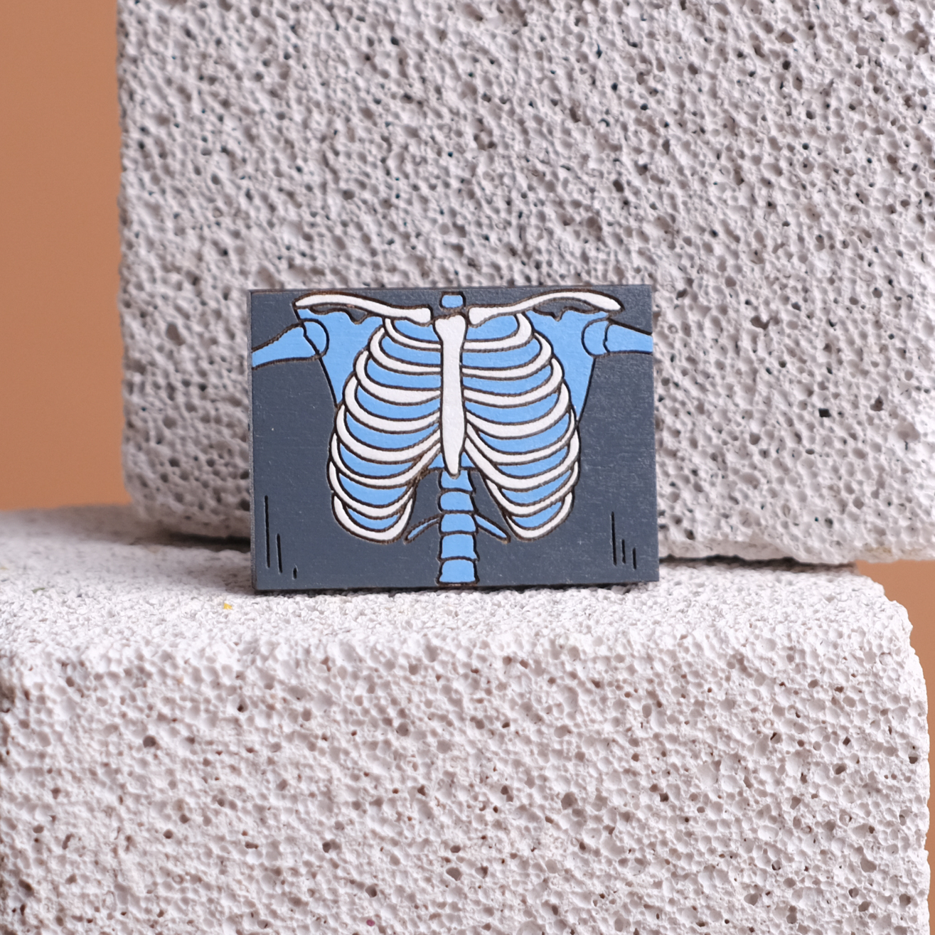 Деревянная брошь Август Вуд для врача