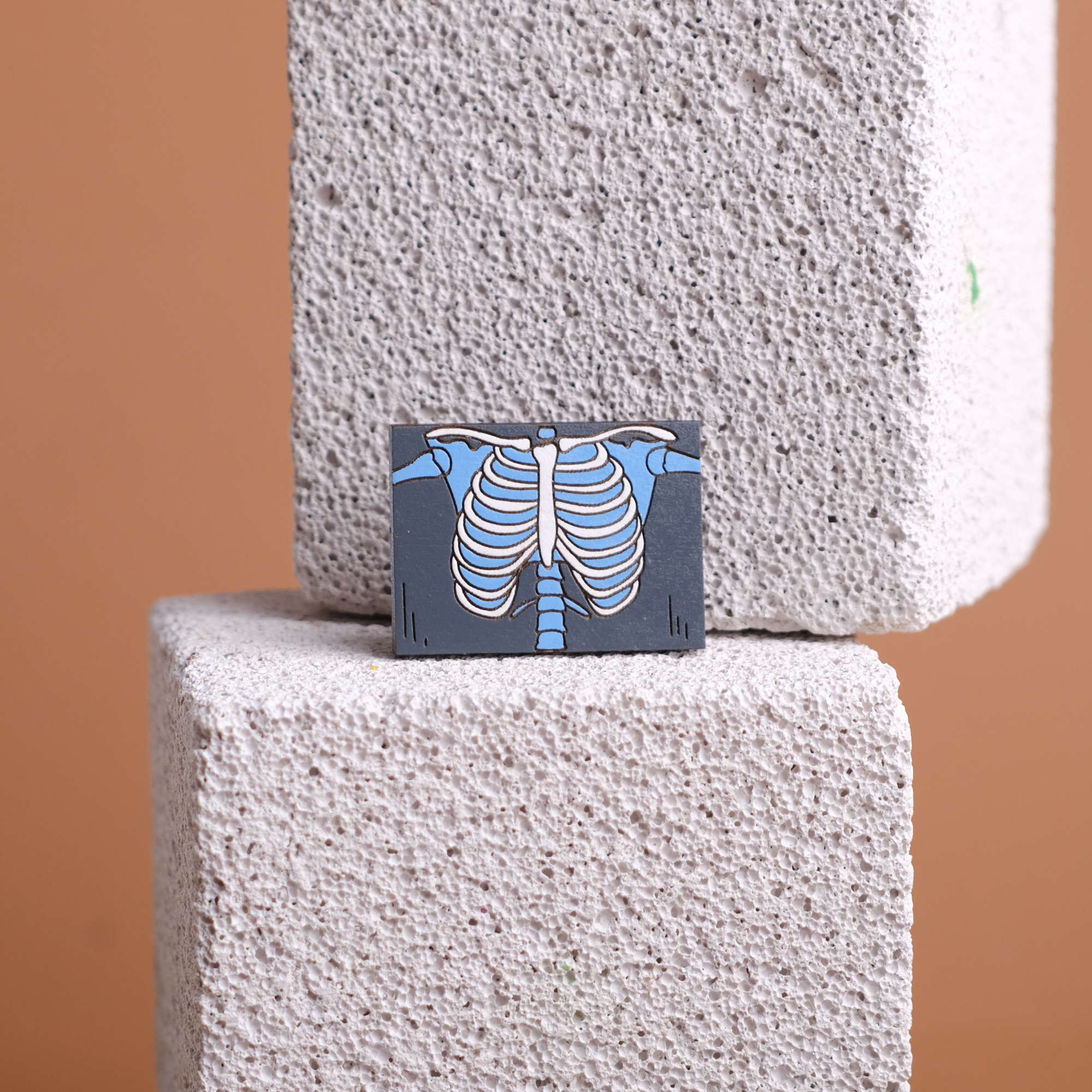 брошь для врача