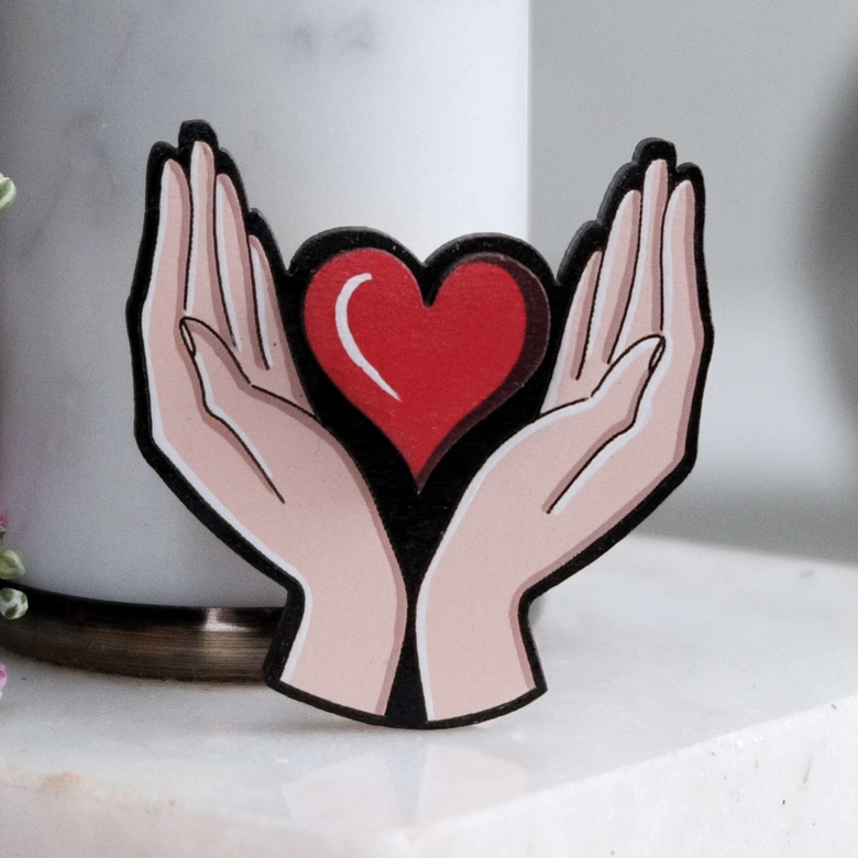 деревянный значок сердце