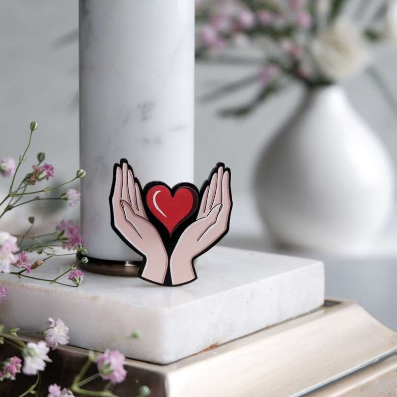 значок из дерева для врача