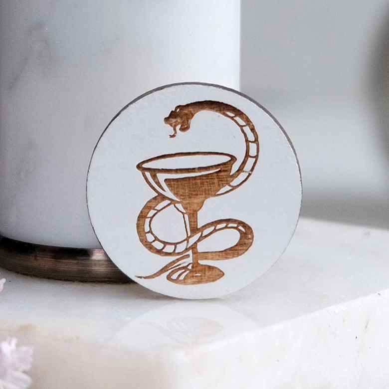 значок с медицинской символикой