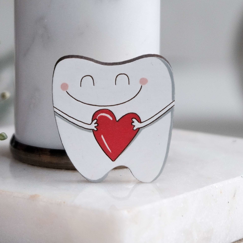 деревянный значок для стоматолога