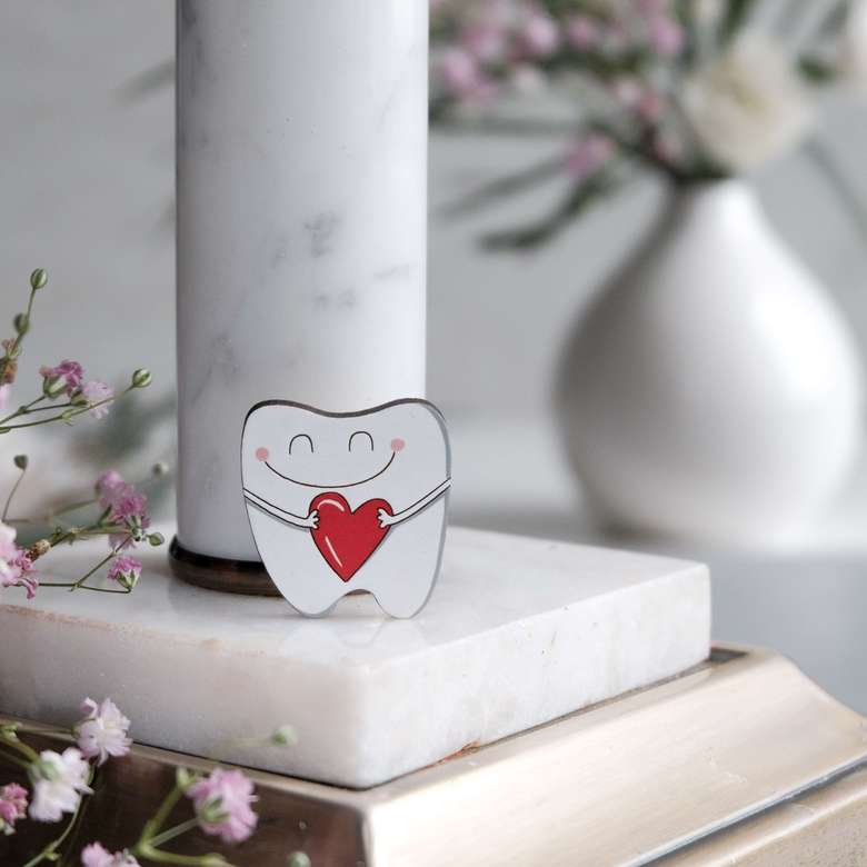 брошь для стоматолога