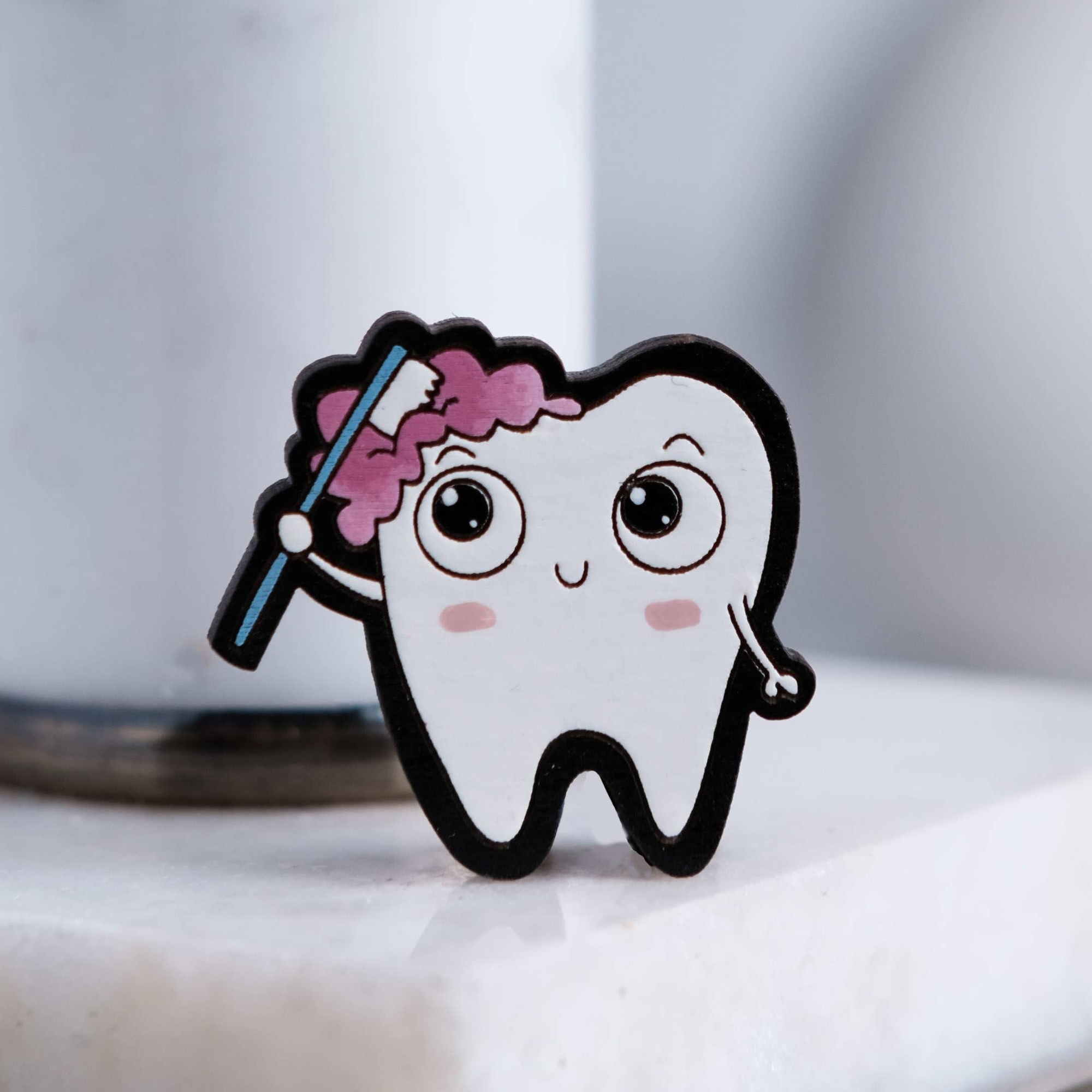 Брошь «Зуб с щеткой»