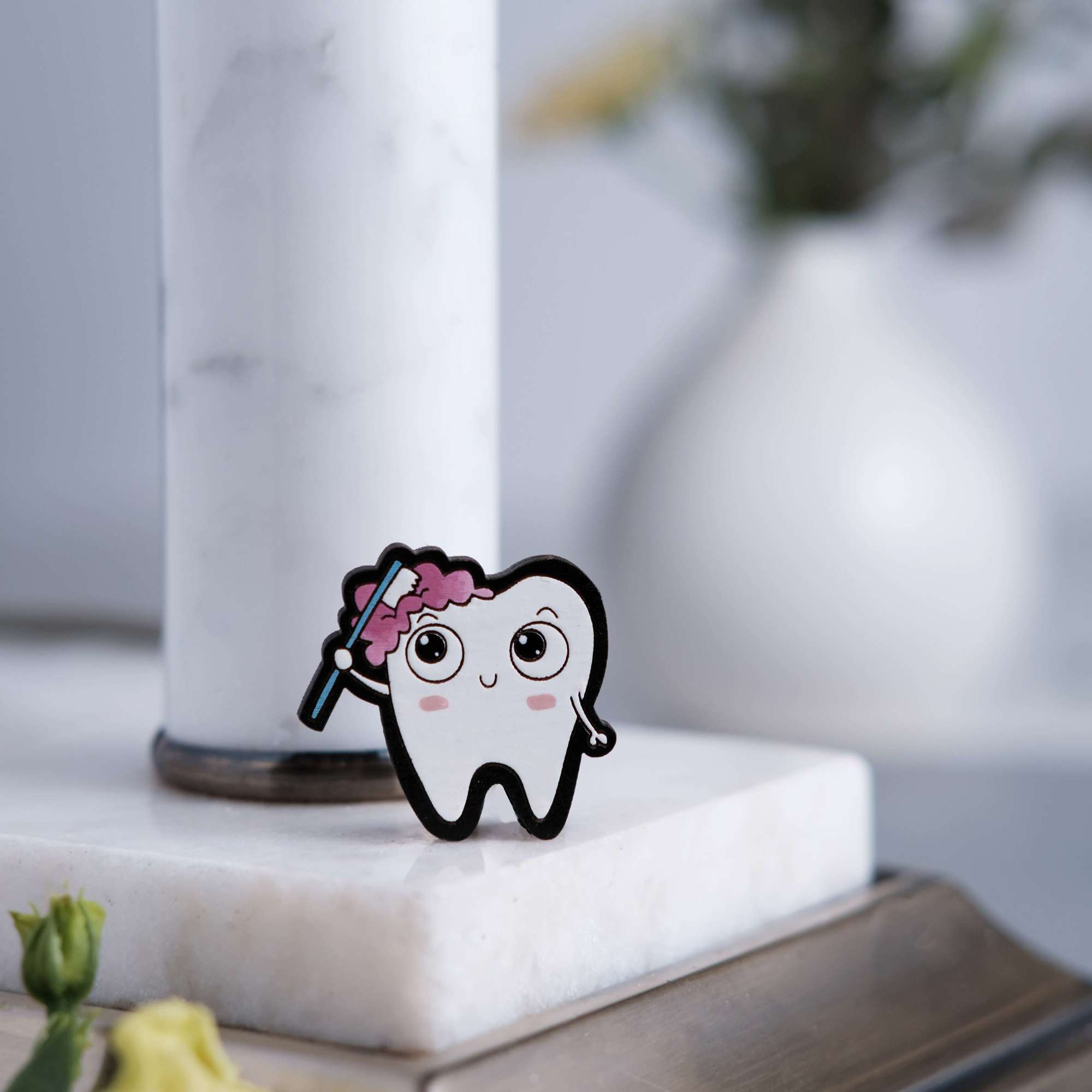 Брошь «Зуб с щеткой»