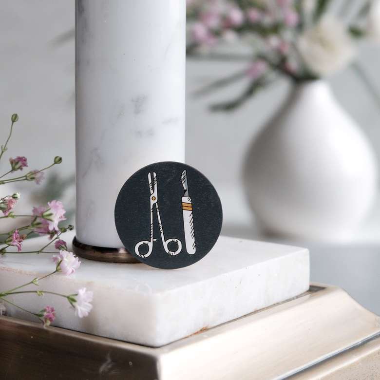 брошь из дерева для врача