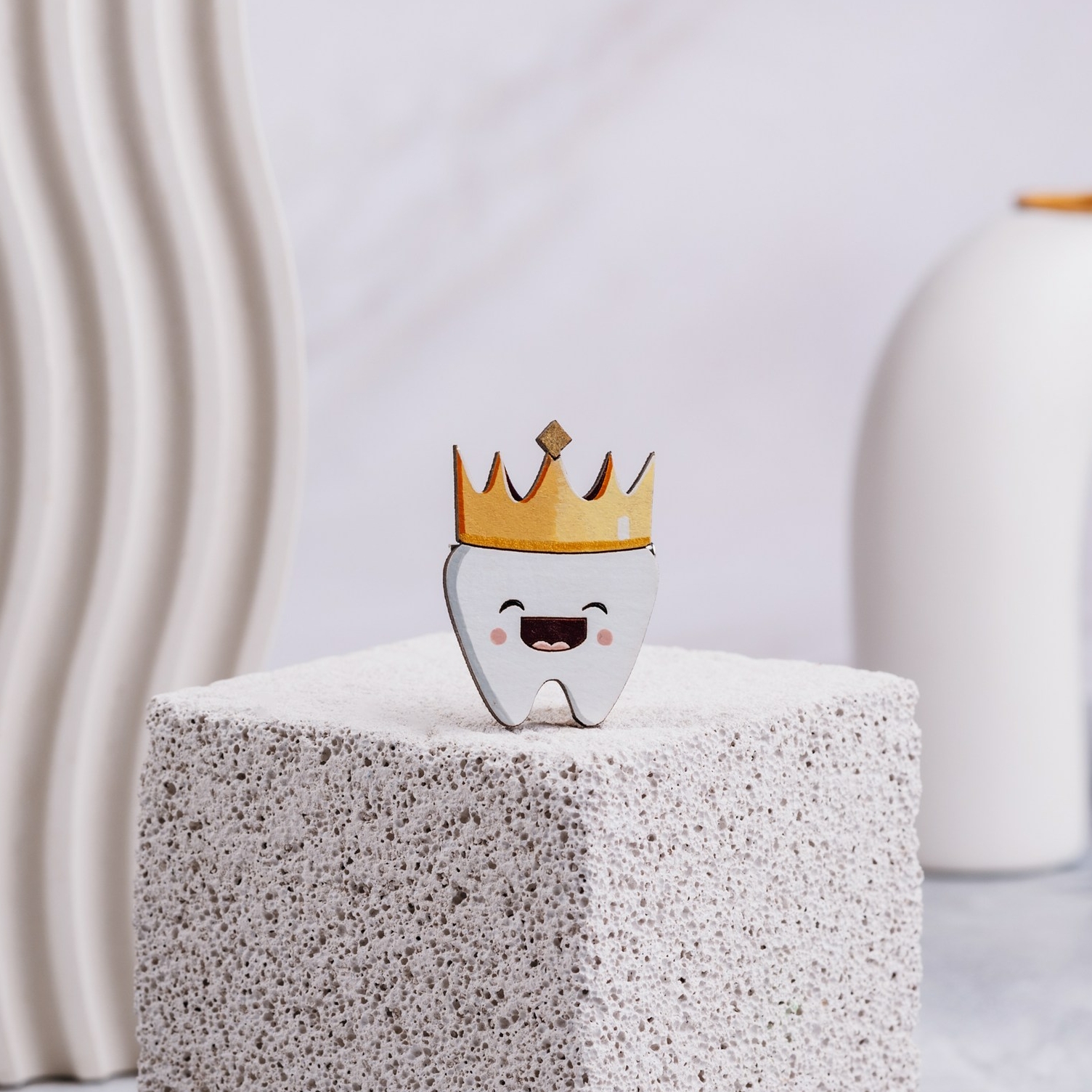 Брошь «Зуб с короной»