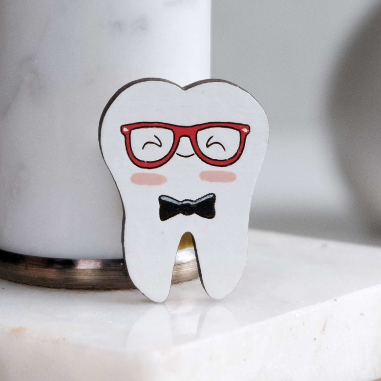 Подарок врачу деревянный значок