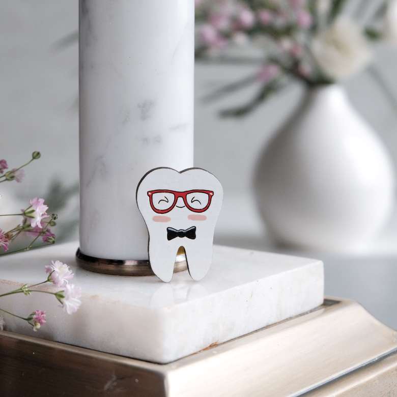 значок деревянный медицинский