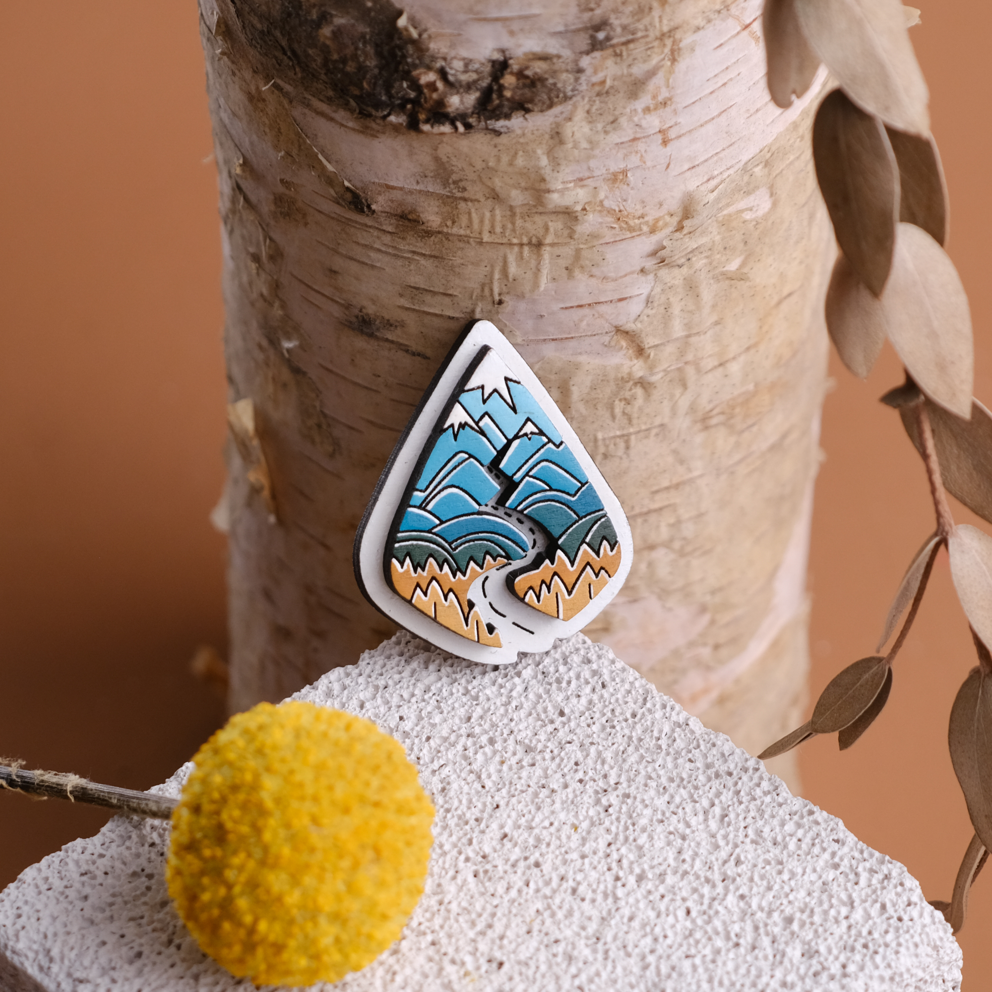 Брошь деревянная горы