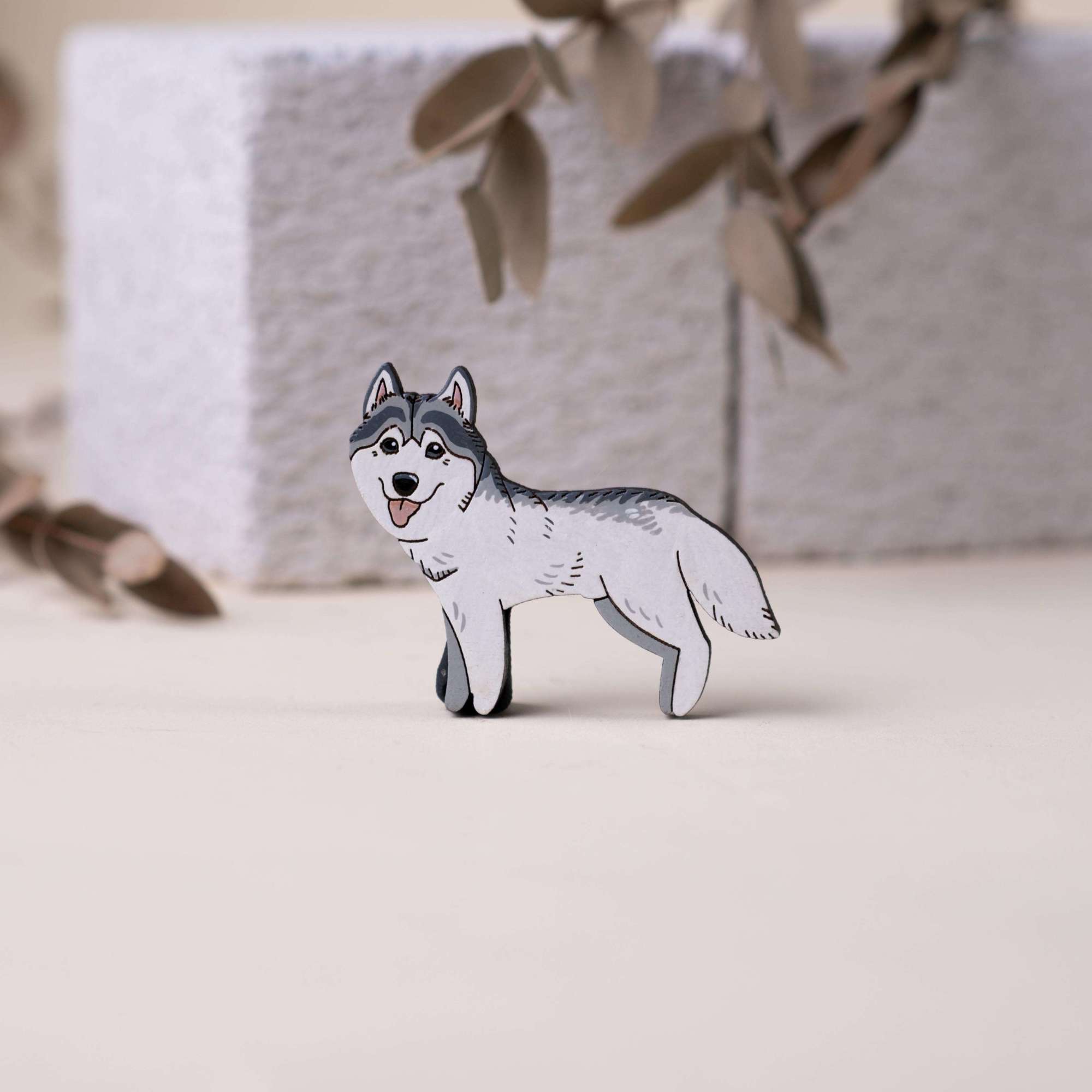 Деревянная брошь собака