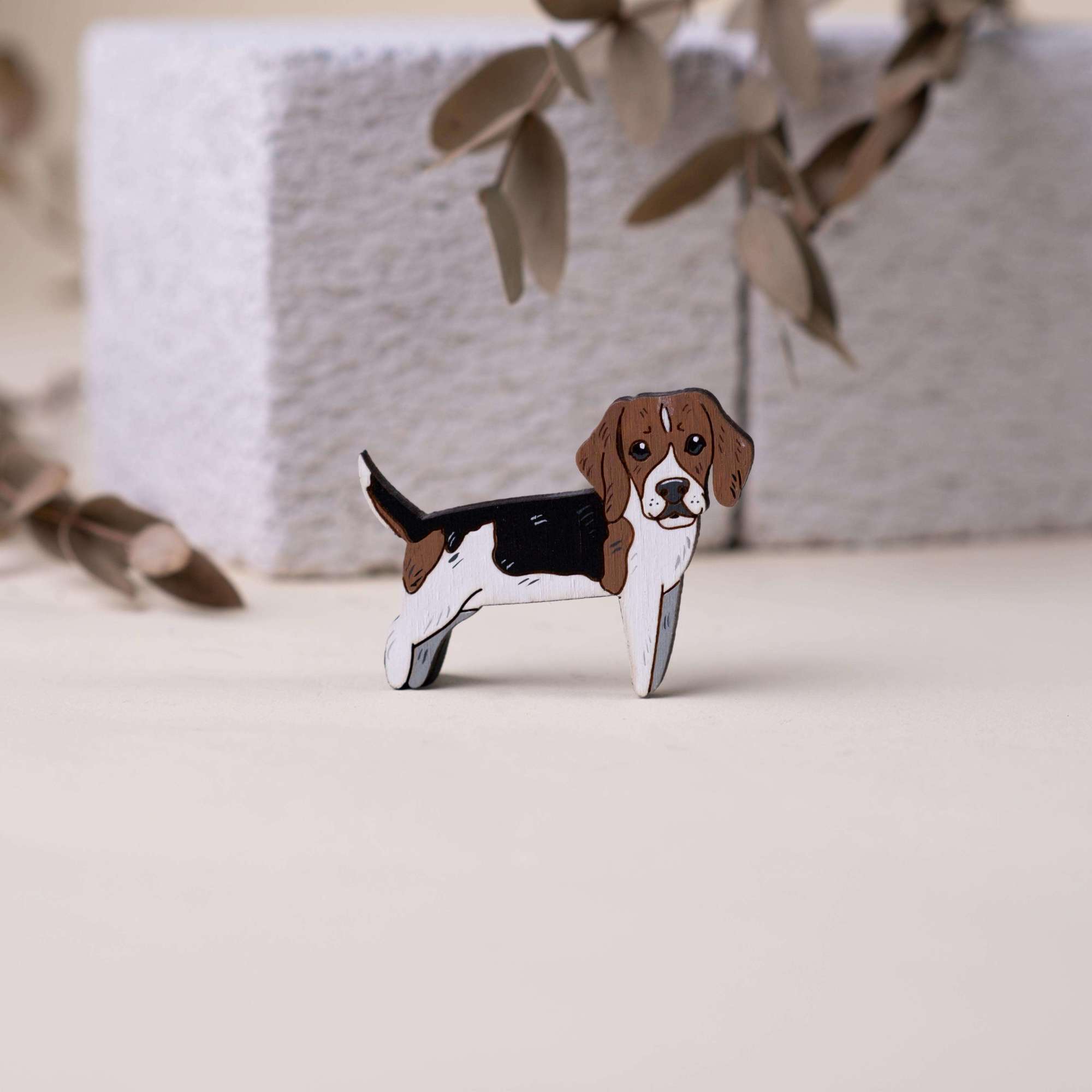 значок из дерева August Wood собака бигль