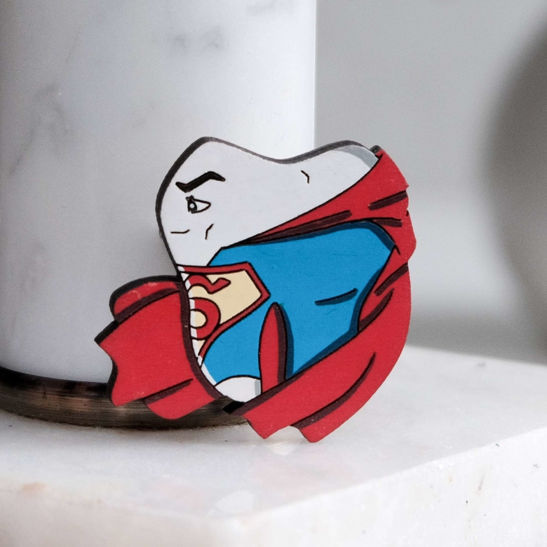 деревянный значок зуб супермен