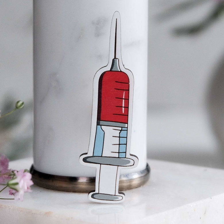 Подарок врачу деревянный значок