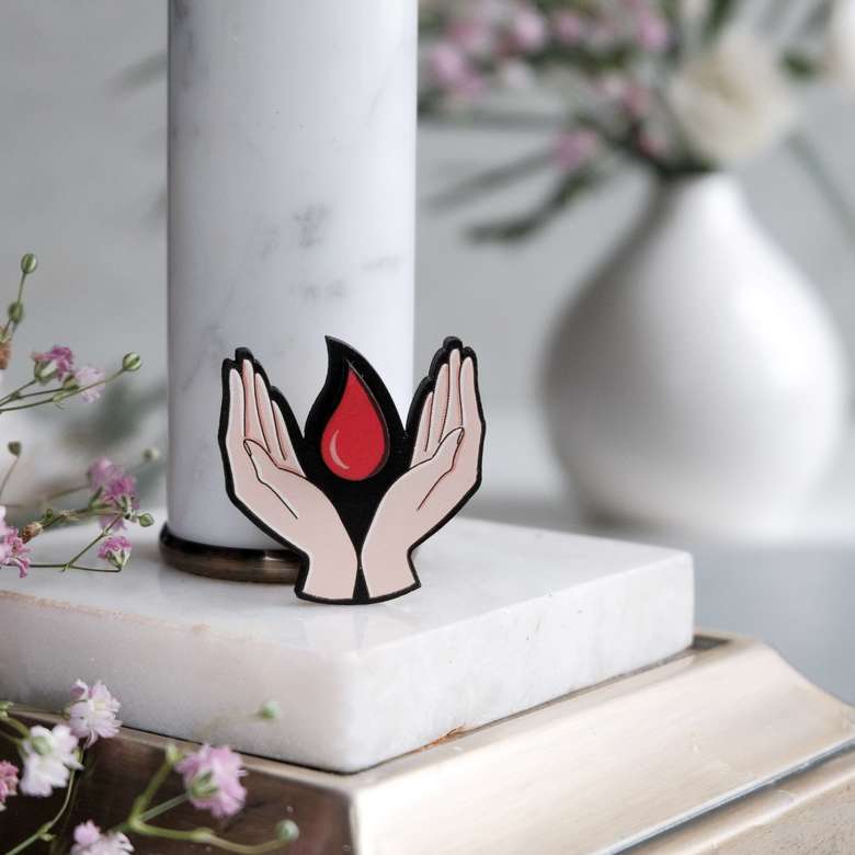 Значки из дерева для врачей руки