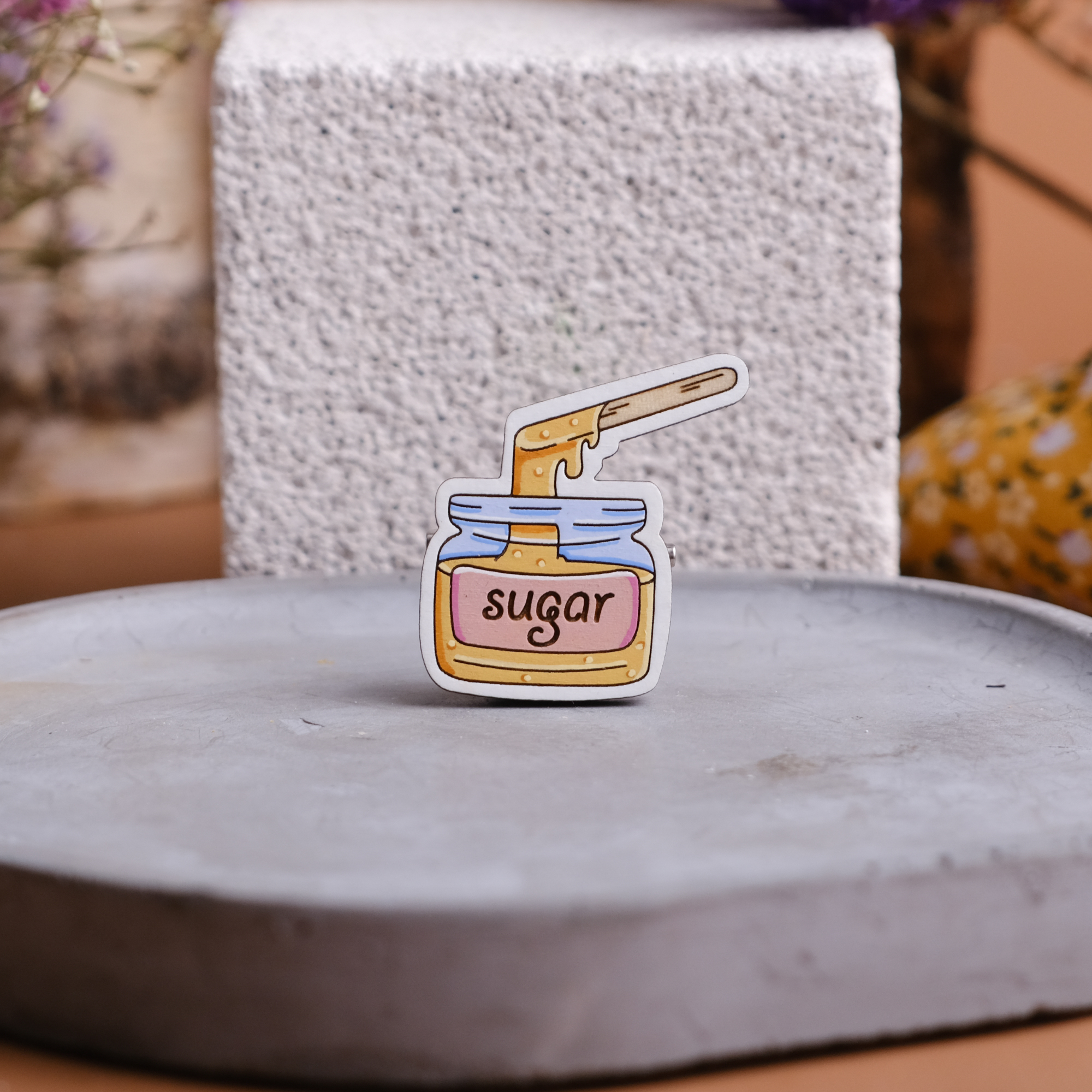 Значок из дерева для косметолога