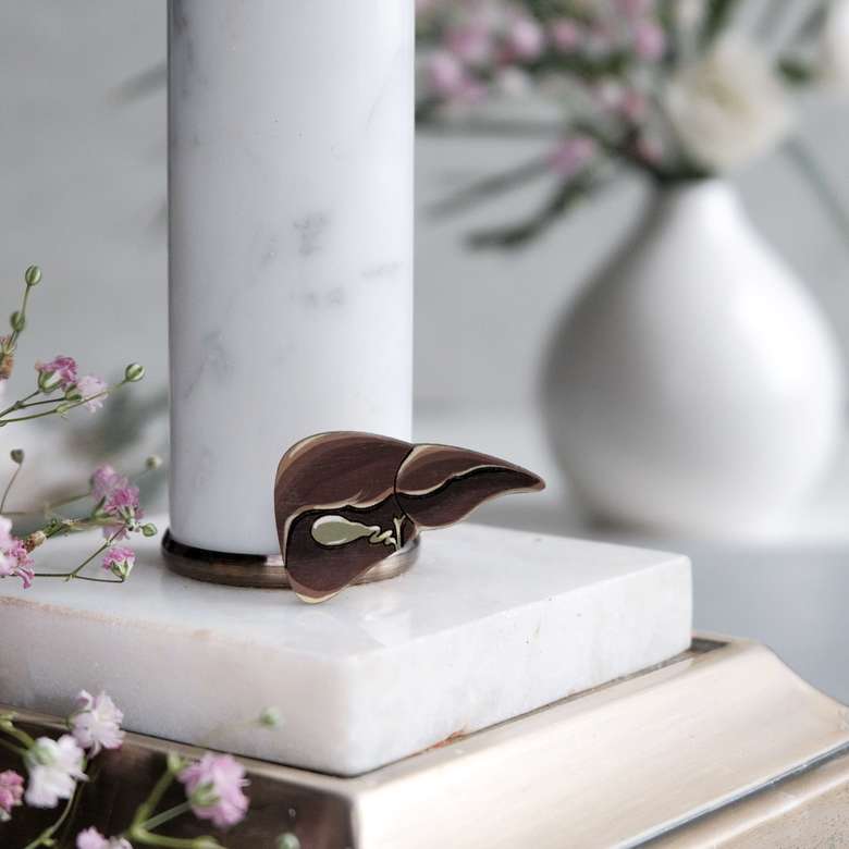 деревянная брошь август вуд печень