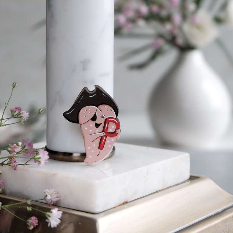 деревянная брошь язык