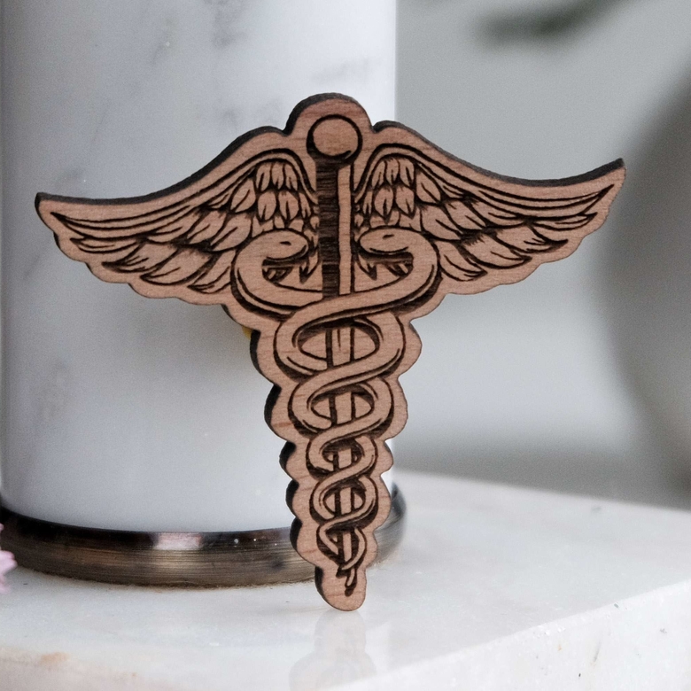 значок для врача